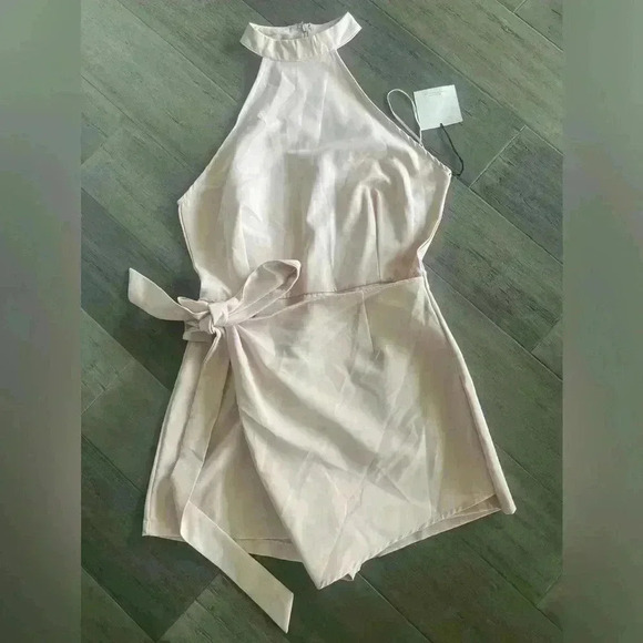 Superdown Gigi Tie Waist Romper NWT - Picture 2 of 5